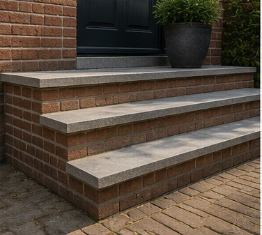 Entree met gemetselde trap en bakstenen afwerking