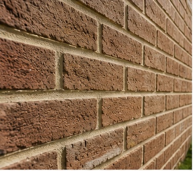 Detail van vernieuwd voegwerk in een bakstenen gevel